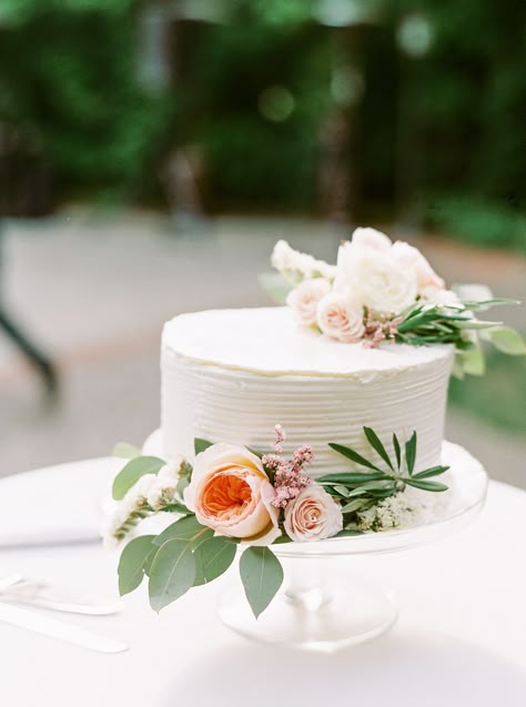 One tier wedding cake with dusty pink florals at Harvest Inn in St. Helena, California. Dream turned reality by Photographer- Kristine Herman Photography, Florist- Picture Perfect Petals and Planner- Eventive Plan & Design. 1 Tier Wedding Cake, Wedding Cake With Flowers, Vintage Pasta, Wedding Cake Tree, Buffet Dessert, Cake With Flowers, Small Wedding Cakes, Fresh Flower Cake, Elegant Birthday Cakes