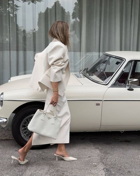 Pointy Heels Outfit, Tailored Clothes, Pencil Skirt Outfits, Milan Street Style, All White Outfit, London Street Style, Autumn Outfit, Street Style Looks, White Outfits