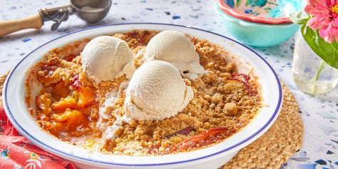 Best Peach Crumble Recipe - How to Make Peach Crumble Easy Summer Dessert Recipes, Peach Dessert Recipes, Peach Crumble, Comfort Desserts, Peach Crisp, Peach Desserts, Peach Cobbler Recipe, Crumble Recipe, Easy Summer Desserts