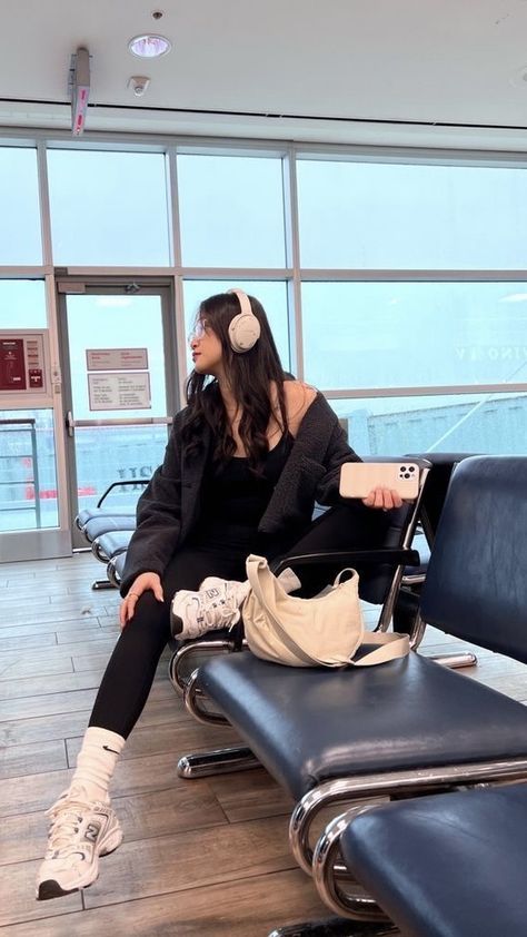 Outfit In Airport, Bose Headphones Outfit, Uniqlo Bag Outfit, Airport Pose, New Balance Shoes Outfit, Puffy Jacket Outfit, Carry On Makeup, Headphone Outfit, Cute Airport Outfit