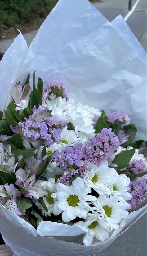 flowers, flower arrangement, bookey, violet and white flowers Flower Bookey Ideas, Violet Flower Bouquet, Flower Bookey, White And Purple Flowers, Purple Flower Arrangements, Purple Flower Bouquet, Small Purple Flowers, White Flower Bouquet, White Flower Arrangements