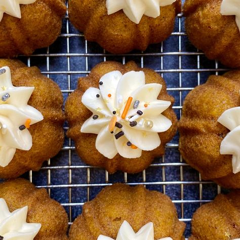 Mini Pumpkin Spice Bundt Cakes, Mini Bundt Cakes Halloween, Gluten Free Mini Pumpkin Bundt Cakes, Pumpkin Mini Bundt Cake Recipes, Thanksgiving Mini Bundt Cakes, Mini Pumpkin Bundt Cake Recipes, Pumpkin Mini Bundt Cakes, Pumpkin Bundt Cake Recipes From Scratch, Fall Mini Bundt Cakes