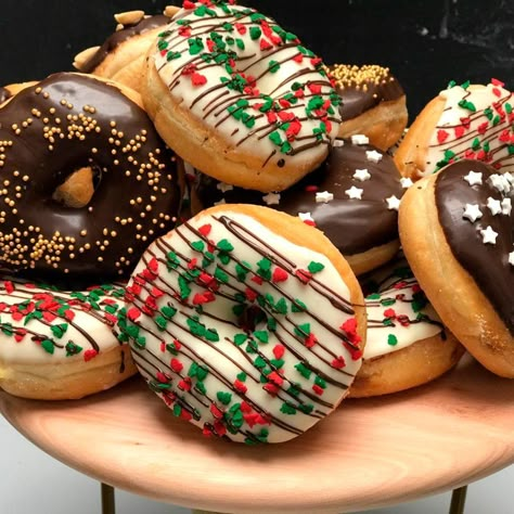 Glazed Sour Cream Donuts, Lemon Glazed Donuts, Donut Decorating Ideas, Strawberry Filled Donuts, Donut Makers, Donut Toppings, Apple Donuts, Christmas Donuts, Powdered Donuts