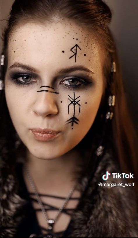 Make-up issu du compte TikTok de @margaret_wolf 🌙 Simple Viking Makeup Women, Wolf Face Makeup, Viking Makeup Female Simple, Medieval Makeup Ideas, Viking Make Up, Simple Viking Makeup, Viking Make Up Woman, Viking Makeup Female Warrior, Simple Witch Makeup