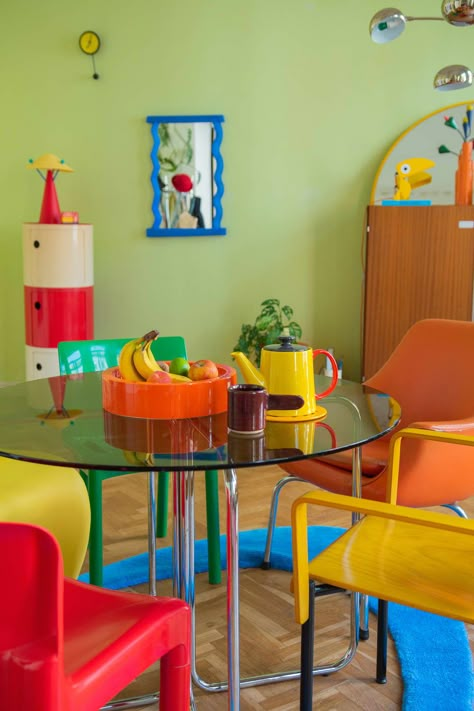 colorful green dining room with parquet wood floor Dopamine Dining Room, Primary Color Home Decor, Primary Colors Interior Design, Eclectic Home Aesthetic, Pop Dining Room, Primary Colors Aesthetic, 2000s Home Decor, 1940s Apartment, Pop Art Diy