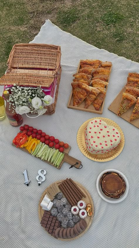 Charcuterie Picnic, Picnic Date Food, Picnic Pictures, Picnic Birthday Party, Picnic Essentials, Picnic Inspiration, Picnic Birthday, Picnic Date, Picnic Time