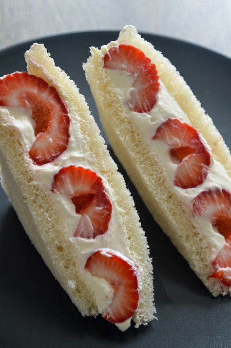 Learn how to make the strawberry sando, a typical, beautiful, easy, fun Japanese fruit sandwich made with strawberries and whipped cream. Japanese Fruit Sandwich Recipe, Strawberry Sandwiches, Japanese Fruit Sandwich, Strawberry Sando, Fruit Sando, Strawberry Sandwich, Japanese Sandwich, Strawberry Recipes Easy, Japanese Fruit