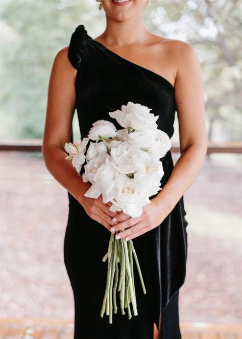 HANNAH + JEREMY AT YANDINA STATION – Willow Bud Wedding Flowers Simple Elegant Flowers Wedding, Black Dress White Bouquet, Black And White Bridesmaids Bouquet, Modern Simple Wedding Bouquet, Black Dress White Flowers, Bridesmaid Bouquet Black Dress, Simple Modern Bouquet, Bouquets With Black Dresses, Bouquet With Black Dress