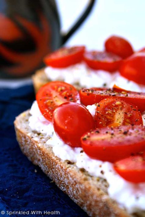 Clean Eating Recipes | 10 Delicious Grab-and-Go Breakfasts Tomato Breakfast Ideas, Tomatoes Breakfast, Cottage Cheese Toast, Tomato Toast, Tomato Breakfast, Clean Breakfast, Cheese Tomato, Fast Foods, Grab And Go Breakfast