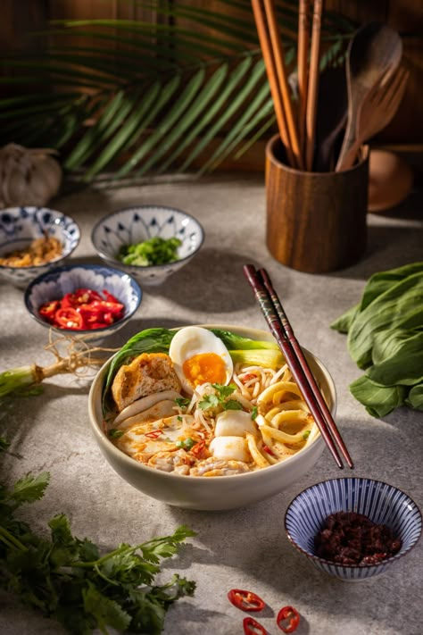 Bali Indonesia Restaurants, Laksa Photography, Tropical Food Photography, Japanese Food Photography Styling, Ramen Photoshoot, Minimalist Food Photography, Ramen Photography, Japanese Food Photography, Thai Food Photography