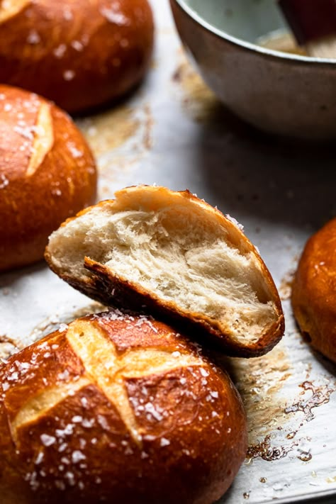 These easy homemade vegan pretzel buns are soft and buttery and just 6 ingredients! You'll be shocked how simple to make yet loaded with flavor they are. Gluten Free Pretzel Buns, Vegan Buns Recipe, Vegan Pretzel Recipe, Vegan Hamburger Buns, Pretzel Bun Recipe, Simple Buns, Vegan Buns, Vegan Burger Buns, Pretzel Buns