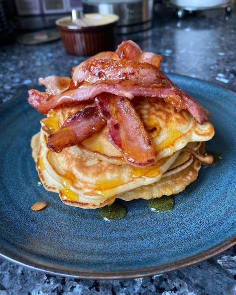 Pancakes Bacon Maple Syrup, Mac And Cheese Pancakes, Pancakes And Bacon Aesthetic, Pancakes And Bacon Breakfast, American Cafeteria, Pancakes Aesthetic Instagram, American Breakfast Aesthetic, Pancake And Bacon, Chicken And Pancakes