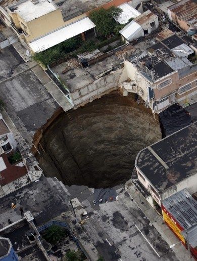 The Guatemala City sinkhole is 18 meters (60 feet) wide and 100 meters (300 feet) deep. Hole In The Ground, Guatemala Travel, Guatemala City, Natural Disaster, The Magnus Archives, Natural Phenomena, Alam Yang Indah, Natural Disasters, Amazing Nature