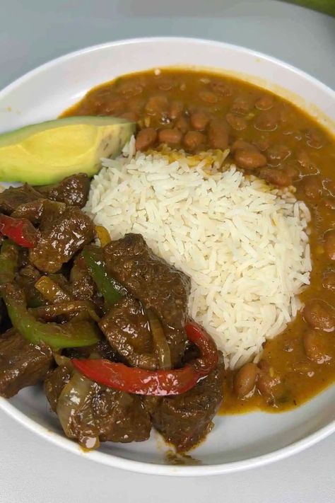 Dominican Beef Stew (Carne De Res Guisada) Dominican Beef Stew, Dominicano Recipes, Beef Chunks, Carne Guisada, Diner Recept, Food Receipt, Rice And Beans, Beef Stew Recipe, Healthy Food Dishes