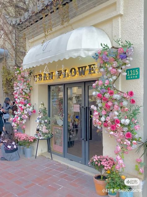 Korean Florist Aesthetic, Korean Florist Shop, Small Town Flower Shop, Flower Shop Aesthetic Korea, Pink Flower Shop Aesthetic, Maria Rose, Small Cafe, Flower Icons, Flower Store