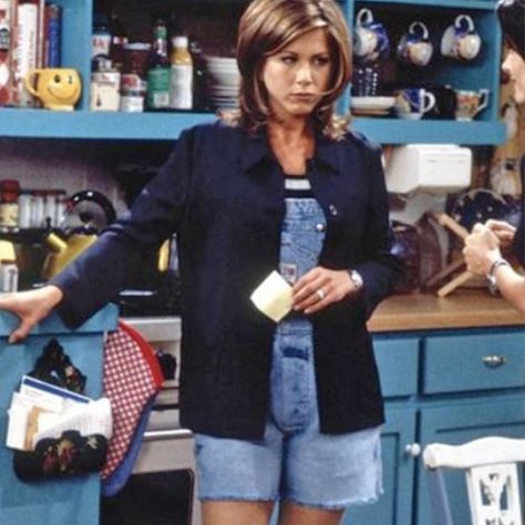 Overall Shorts With Sweater, Short Overalls Outfit 90s, Shorteralls Outfits, Rachel Green Iconic Outfits, Friends Outfits 90s Rachel Green, Friends Outfits 90s Monica, Friends Style 90s, Monica Friends Outfits, Friends Tv Show Outfits