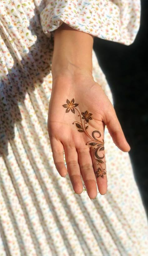 Henna Tattoo Front Hand, Aesthetic Mehndi Designs Easy Palm, Mehendi On Palm Simple, Simple Inner Hand Mehndi Designs, Simple Cute Mehndi Designs Front Hand, Heena Design Simple Front Hand, Arabic Henna Designs Simple Palm, Cute Mehendi Designs Simple Front Hand, Henna Kids Easy