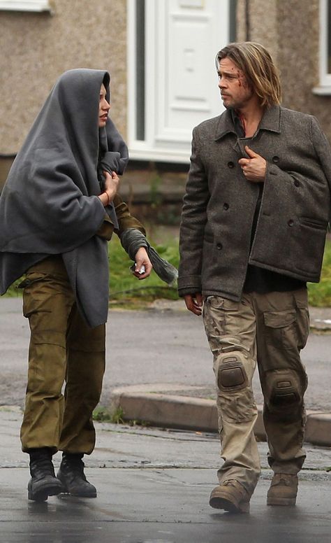 Brad Pitt during making of WW Z movie wearing Active Combat Pants with knee pads and desert boots. Pants With Knee Pads, Brad Pitt Haircut, Desert Combat Boots, Combat Boot Outfit, Combat Pants, Dance Outfit, Desert Boots, Knee Pads, Long Hair Styles Men