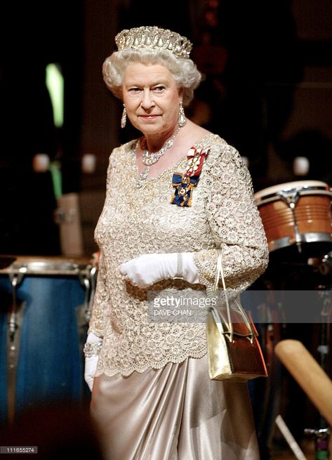 Britain's Queen Elizabeth II arrives for a gala dinner 13 October 2002 in Gatineau, Quebec, Canada. Queen Elizabeth II is on the last leg of her 11-day Golden Jubilee visit to Canada. The Queen Of England, Royal Jewellery, Elizabeth 2, Rainha Elizabeth Ii, Reine Elizabeth Ii, Hm The Queen, Canadian Army, Reine Elizabeth, Elisabeth Ii