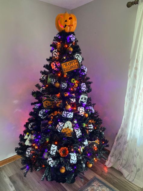 Halloween Theme Christmas Tree, Halloween Themed Christmas Tree, Christmas Tree Halloween, Hocus Pocus Christmas Tree, Black Halloween Tree, Halloween Christmas Tree Ideas, Black Christmas Tree Halloween, Halloween Trees Ideas, Halloween Tree