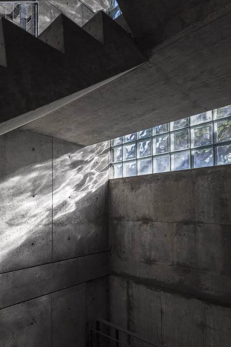 Glass Block Windows, Interior Design Industrial, Modernist Home, Cambridge Massachusetts, Glass Brick, Glass Block, Elegant Aesthetic, Visual Texture, Minimalist Architecture