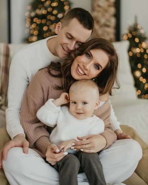 Minimalist Family Christmas Pictures, Family Xmas Photos Ideas At Home, New Family Christmas Pictures, Family Pictures In Front Of Fireplace, At Home Xmas Photos, Cozy Holiday Photoshoot, Family Christmas Portrait Ideas, Christmas Family Photoshoot 2024, Christmas Photoshoot 2023