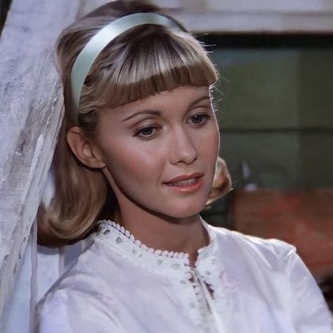 Sandy From Grease Makeup, Sandy Makeup Grease, Sandy Grease Hair, Sandy Olsen, Grease Characters, Grease Aesthetic, Olivia Newton John Grease, Blondie Lockes, Comfort Films