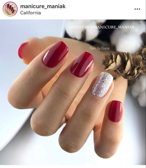 Red Nails With Gold Accent Nail, Classic Christmas Nails Simple, Red Sparkle Nails Christmas, Nail Polish Ideas Red, Silver And Red Nail Designs, Christmas Dip Nail Ideas Red, Gel Christmas Nails Short, Christmas Nails Simple Classy Short, Short Gel Nails Christmas