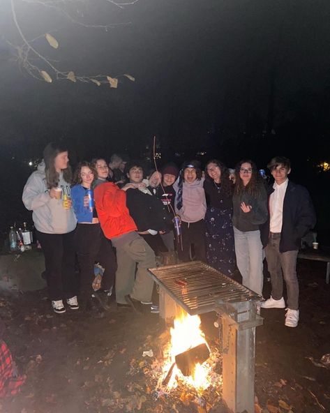 #cool #bonfire #campfire #outdoors #party #gettogether #partyinspo #outdoorparty #schooltimes #flashbacks #saturdays #nature #friends #friendship #friendgroup Backyard Campfire Ideas, Summer Bonfire Party, Bonfire Party Outfit, Outdoor Sweet 16, Bonfire Games, Bonfire Party Ideas, Bonfire Parties, Woods Party, Halloween Bonfire