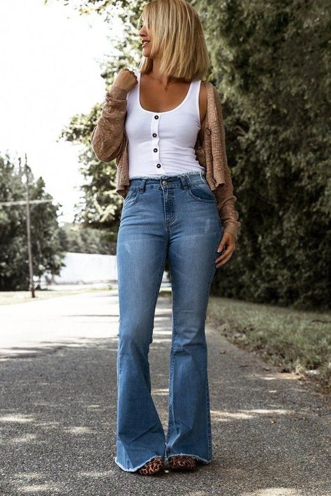 1ef91c212e30e14bf125e9374262401fdesc51333484ri Flare Jeans Outfit Spring, Flare Jeans Outfit, Jeans Outfit Spring, Western Style Outfits, Mode Boho, Outfit Jeans, Hippie Outfits, Country Outfits, Looks Vintage