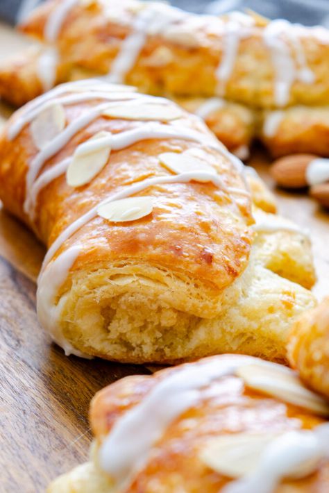 Finally a pastry dough that's easy-to-handle: These bear claws are pure almond pastry bliss! Almond Ring Pastry, Almond Scones Recipe Easy, Almond Bear Claws, Almond Bear Claw Recipe, Bearclaw Recipe, Bear Claws Recipe Easy, Bear Claws Recipe, Bear Claw Recipe, Almond Filling