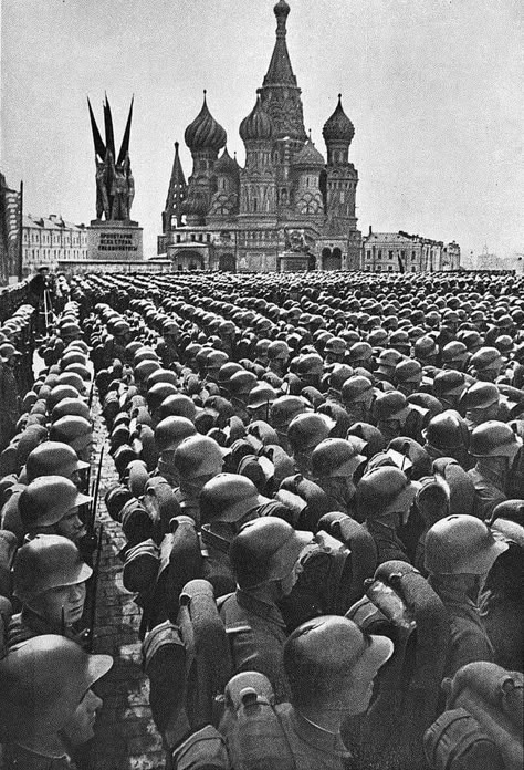 Army History, Germany Ww2, Propaganda Art, German Soldiers Ww2, Military Pictures, Military Photos, Red Square, Red Army, Military History