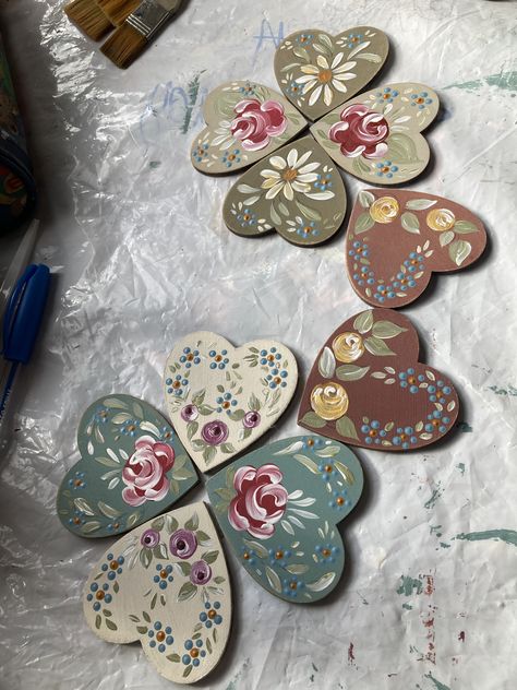 Painted Wooden Hearts Ideas, Wooden Heart Painting, Heart Picture Frame, Norwegian Rosemaling, Frame Ideas, Painted Hearts, Country Paintings, Diy Valentines Crafts, Glass Bottle Crafts