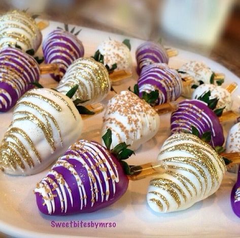 Repunzel Quince Theme Party, Tangled Chocolate Covered Strawberries, Tangled Inspired Desserts, Repunzel Quince Theme Cake, Tangled Sweet 16 Theme Dress, Tangled Rapunzel Theme Party, Purple And Gold Desserts, Repunzal Themed Quince, Tangled Themed Desserts