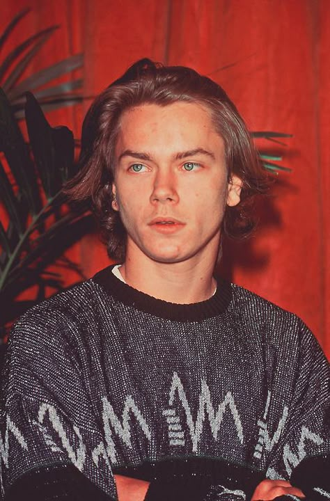 "I'm not giving anything up. I have nothing to prove or hold onto. It's definitely not the fame or the finances that keep me going. It's what I get out of it." ~River Phoenix River Phoenix Rare, Phoenix Photo, Heather O'rourke, Gellert Grindelwald, River Phoenix, Aesthetic Boys, Joaquin Phoenix, 인물 사진, Leonardo Dicaprio