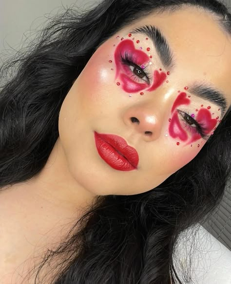 Valentine's day makeup 😍 Valentine Makeup Looks Creative, Valentine's Eye Makeup, Red Valentine’s Day Makeup, Valentines Makeup Look, Valentines Makeup Ideas Creative, Valentines Day Makeup Looks Creative, Anti Valentines Makeup, Valentine Makeup Ideas, Valentine’s Day Make Up Looks