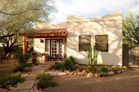 This cute "casita" is an eclectic southwestern neighborhood that dates back to the 1940s. Pueblo Style Homes, House In The Desert, Oasis Springs, Tiny House Rentals, Spanish Bungalow, Adobe Home, Tiny Houses For Rent, Arizona House, Mexico House