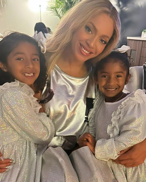 Vanessa Bryant Posts Pic of Daughters at Beyoncé Show With "Auntie BB" - E! Online Beyonce Pregnant, Kobe Bryant And Wife, Beyonce Family, Natalia Bryant, Beyonce Performance, Kobe Bryant Daughters, Beyonce Quotes, Queen Bee Beyonce, Beyonce Fans