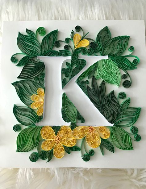 K Letter Quilling, Quilling Letters Alphabet, Paper Quilling Designs Easy, Quilling Patterns Tutorials, Quilling Birthday Cards, Diy Quilling Crafts, Quilling Letters, Arte Quilling, Paper Quilling Tutorial