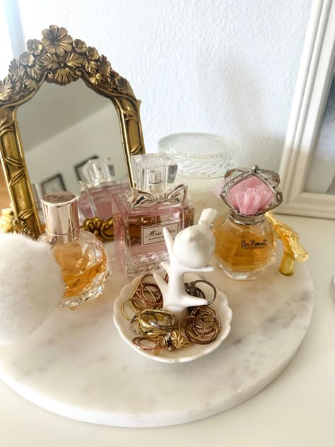 Aesthetic parisian perfume tray classic classy chic style bedroom decor decoration makeup beauty Mirror Tray Bathroom, Jewelry And Perfume Display, Perfume Display Ideas Bedrooms, Perfume Tray Aesthetic, Ottawa House, Perfume Decor, Classy Perfume, Dressing Table Organisation, Scent Combos