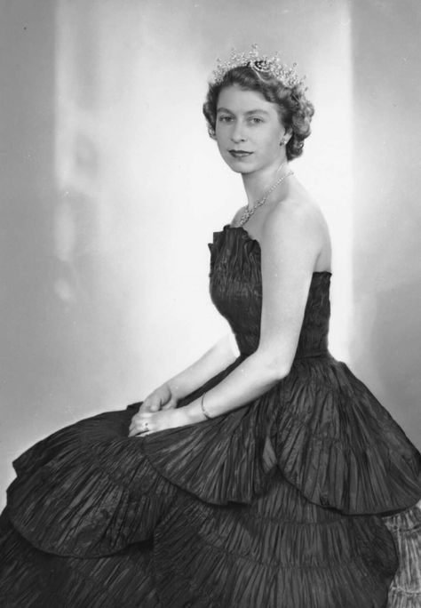 Queen Elizabeth 1952, Elizabeth Ii Young, Queen Elizabeth Portrait, Young Queen Elizabeth, Rainha Elizabeth Ii, Reine Elizabeth, Elisabeth Ii, Princess Elizabeth, Royal Queen