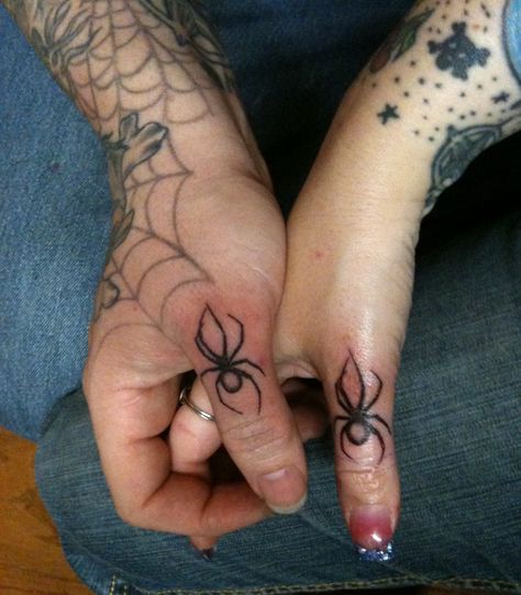 Spider Thumb Tattoo, Spider Finger Tattoo, Dragon Hand Tattoo, Skull Butterfly Tattoo, Thumb Tattoos, Spider Web Tattoo, Finger Hands, Traditional Tattoo Old School, Web Tattoo