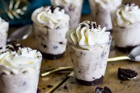 Oreo Cheesecake Dessert Shooters || Sugar Spun Run Cheesecake Dessert Shooters, Mini Dessert Shooters, Lemon Lush Dessert, Dessert Shooters Recipes, Cheesecake Shooters, Shot Glass Desserts, Sugar Spun Run, Shooter Recipes, Banana Pudding Desserts