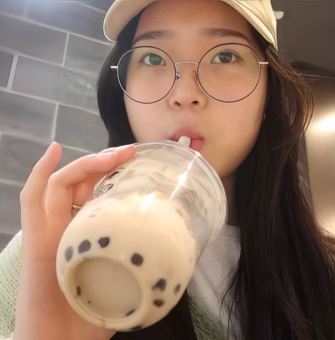 Korean girl drinking boba tea Tea Pose Reference, Drinking Tea Pose Reference, Drinking Pose Reference, Drinking Tea Pose, Drinking Pose, Tracy Sohn, Sketch Poses, Selfie Inspo, Cool Poses