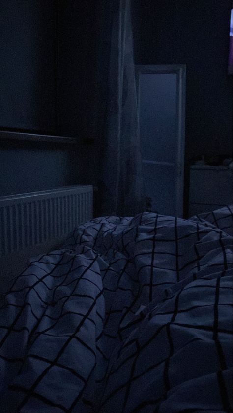 Sleep Background Aesthetic, Nighttime Aesthetic Bedroom, Bedroom Nighttime, Nighttime Bedroom, Creepy Bedroom, Aesthetic At Night, Cody Core, Comfy Bedrooms, Horror Bedroom