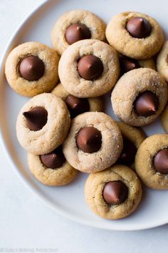 Super soft and simple classic peanut butter blossoms for your holiday baking! Peanut Butter Blossoms Recipe, Peanut Butter Kiss, Peanut Butter Blossom, Sallys Baking, Icebox Cookies, Peanut Butter Blossom Cookies, Blossom Cookies, Frozen Cookie Dough, Sally's Baking