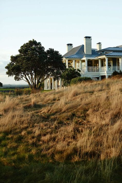 Kauri Cliffs: A luxe farmstay on New Zealand's North Island Houses Cottage, Picking Wildflowers, Elegant Building, Nz Beach, Hamptons Farmhouse, Country Home Exterior, New Zealand Country, New Zealand Home, New Zealand Beach