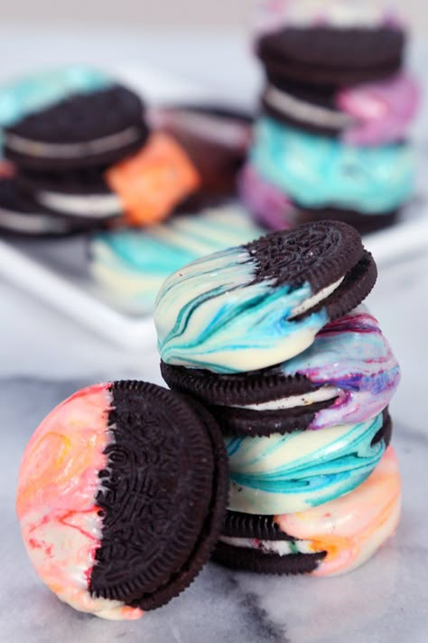 Marbled Oreos | Food Video | POPSUGAR Food Tye Dye Desserts, Tie Dye Snacks, Tye Dye Food, Tie Dye Food, Tie Dye Birthday Party, Lila Party, Hippie Birthday Party, Cookie Display, Tie Dye Birthday