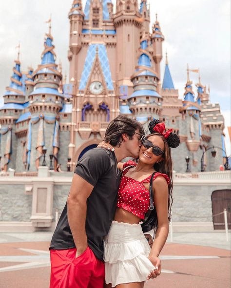 Cute Disney Couple Outfits, Disney Picture Ideas For Couples, Disneyland Outfits For Couples, Disney Castle Pictures Ideas, Couple Outfits For Disneyland, Walt Disney World Couples Pictures, Disney Parks Outfits Couples, Matching Couple Outfits Disneyland, Disney World Outfits Couples