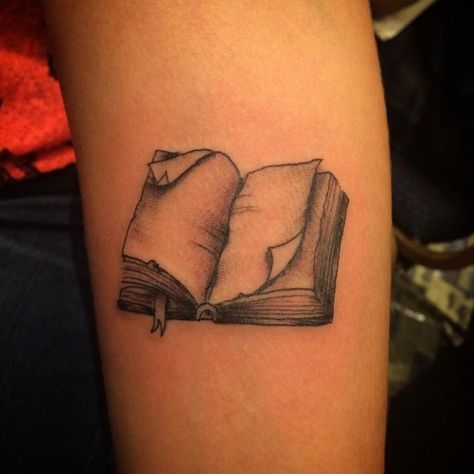 Open Book Tattoo, Writer Tattoo, Book Tattoos, Bookish Tattoos, Literary Tattoos, Tattoos Geometric, Tattoo Design Book, Book Tattoo, Tattoo Cover-up